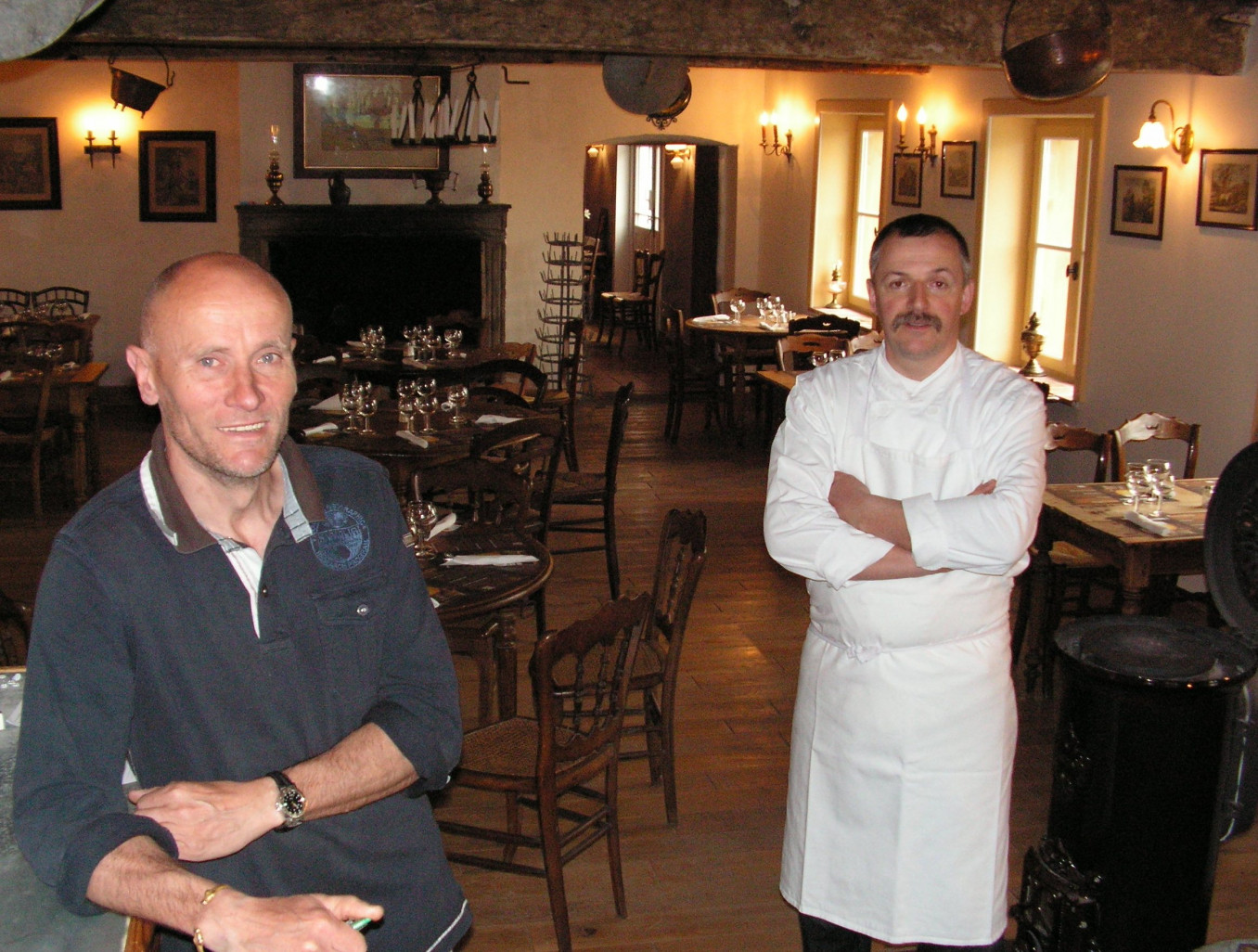 Marc Denglos (à gauche), gérant salarié de l’estaminet, et Bruno Lemaire, le chef cuisinier.