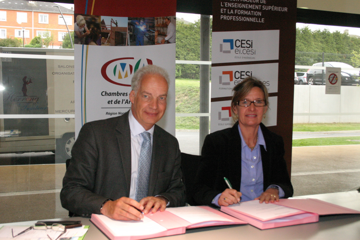 Lors de la signature : Alain Griset, président de la Chambre des métiers et de l’artisanat du Nord-Pas de Calais, et Christine Dispa, directrice régionale du groupe CESI.