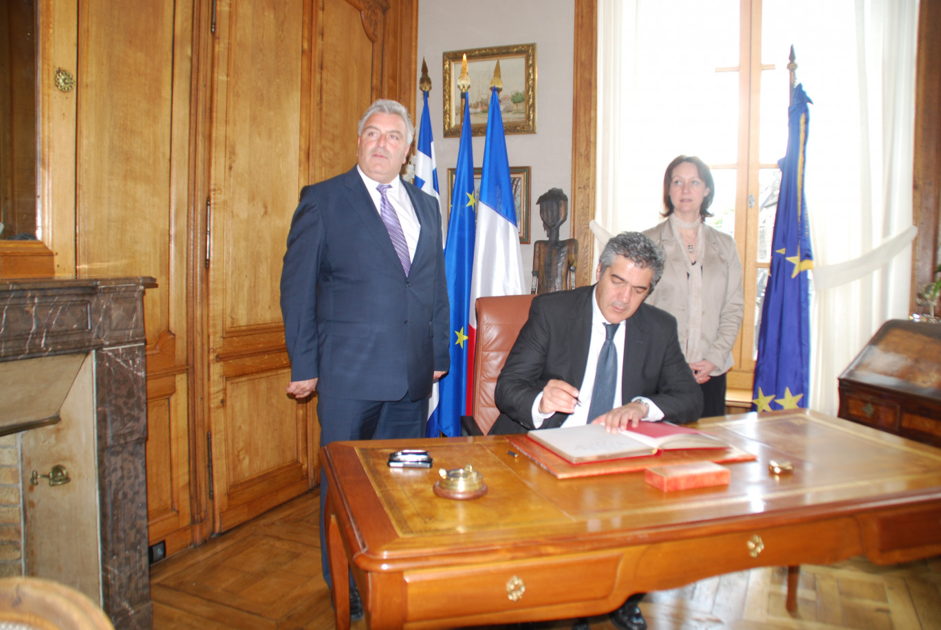 Le ministre grec entouré de son collègue français, Frédéric Cuvillier, et de Mireille-Hingrez-Céréda, maire de Boulogne-sur-Mer.