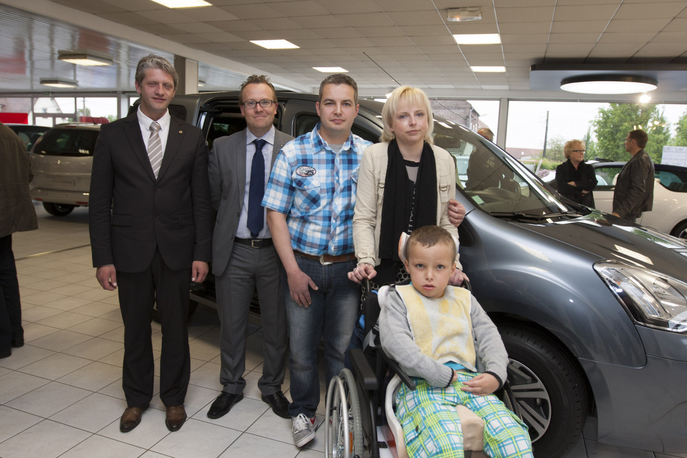 La famille Khairani avec le représentant de la concession Citroën SA Coppola et le président du Lions Club de Bruay