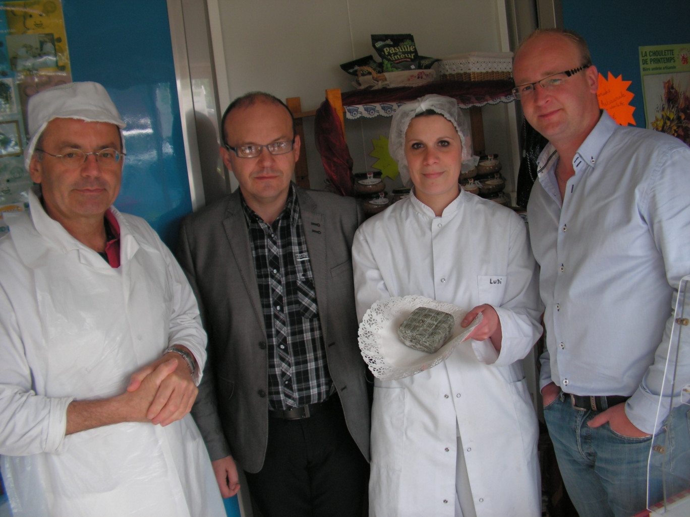 De gauche à droite : Philippe Classeau, enseignant en génie alimentaire ; henry-Louis Bourgois, directeur du site de Le Quesnoy ; Ludivine Carré, responsable de l’unité de fabrication du lycée ; Stéphane Dubois, directeur de l’exploitation agricole du lycée.