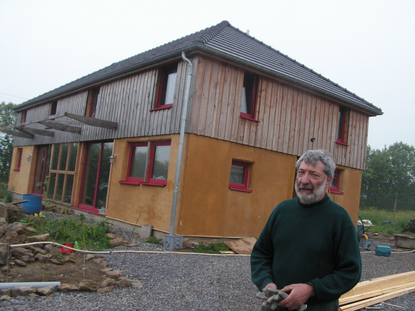 Patrick Dupont, agriculteur bio retraité, poursuit la construction de sa maison à Sémeries. Un chantier rare mais des techniques connues.
