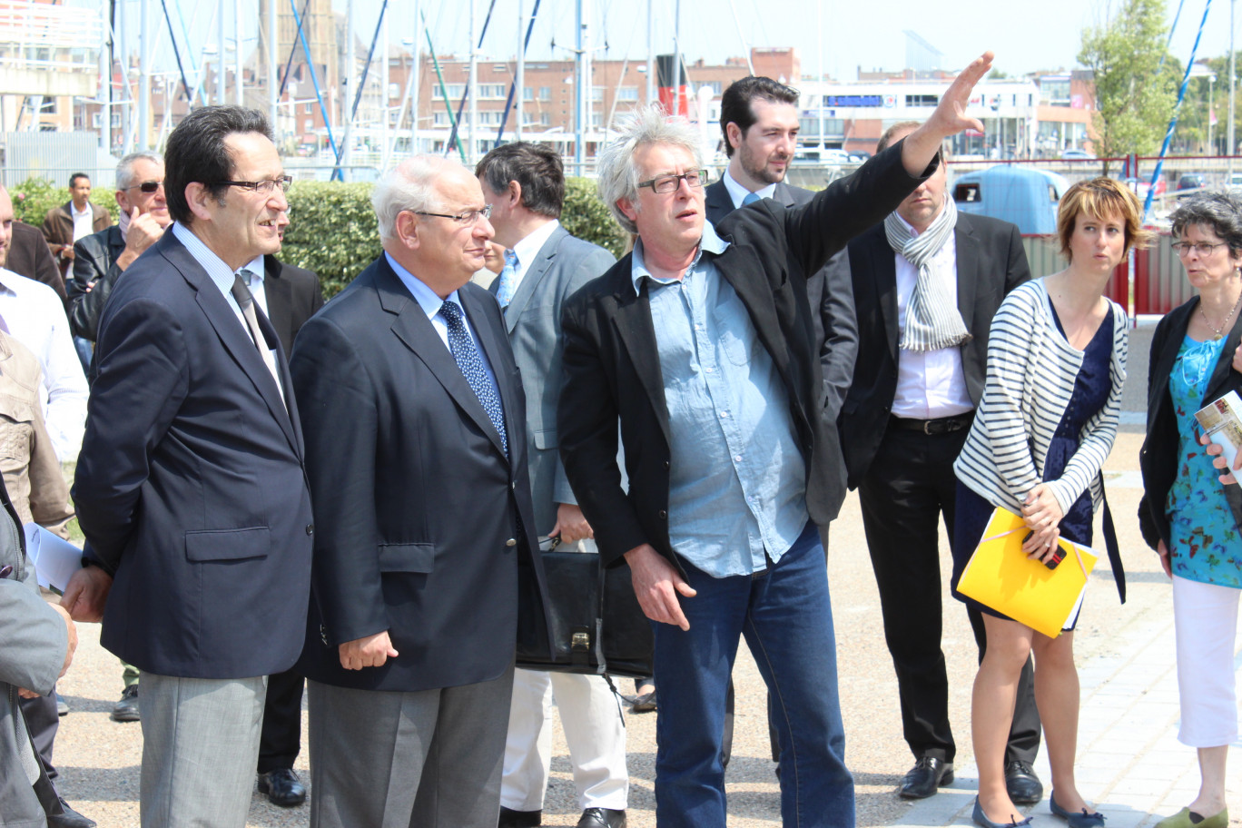 « Michel Delebarre, sénateur-maire de Dunkerque et Roger Durand (à gauche), président de l’Ulco devant le chantier du futur laboratoire centrale de l’IRENI à Dunkerque ».