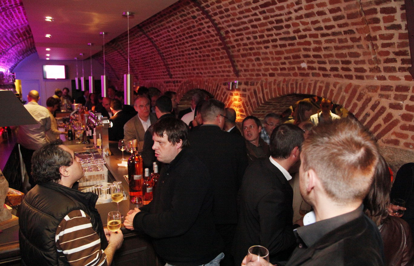 Les invités de l'Afterwork au Wine Bar L'Essentiel à Arras.