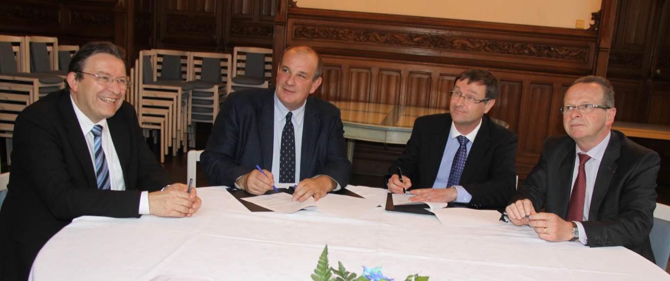 Signature le 27 mai de la convention médiation solidarité GDF Suez / Point Passerelle par François Macé, directeur général du Crédit Agricole Nord de France, Bertrand Gosse de Gorre, président du Point Passerelle Nord de France, Antoine Himpens, conseiller Nord-Est solidarité clients habitat et professionnels de GDF Suez, et Bernard Pacory, président du Crédit Agricole Nord de France.