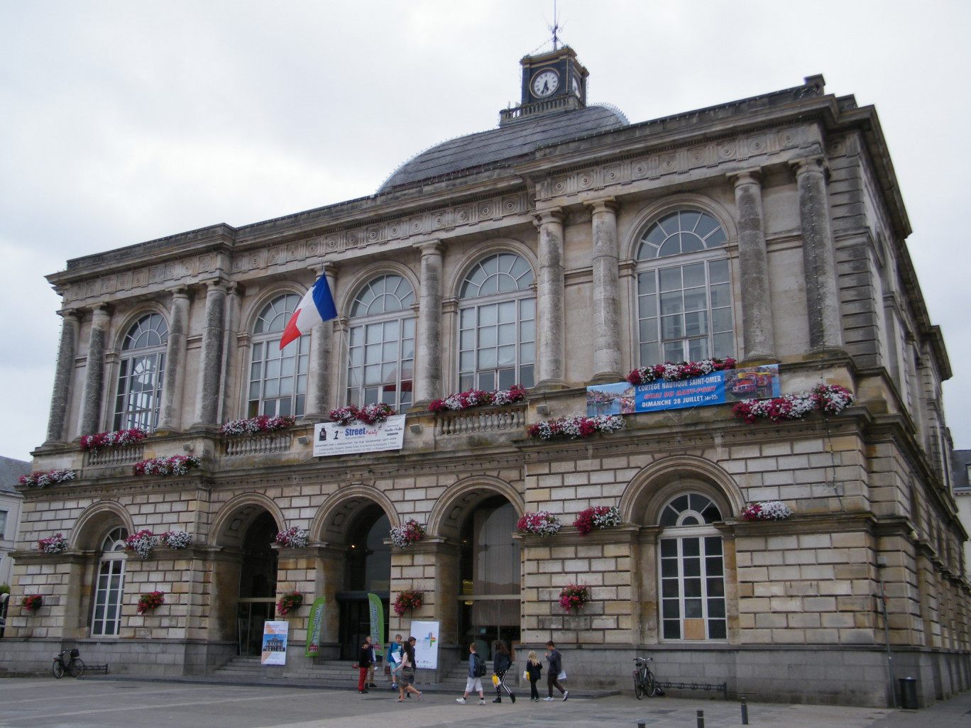 « L’ancien hôtel de ville de Saint-Omer et sa place vont connaitre une profonde réhabilitation dans les prochaines années ».