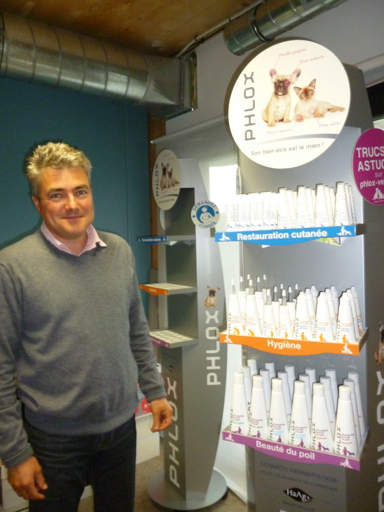 Matthieu Roquette pose devant la gamme de ses produits cosmétiques pour les animaux, commercialisés uniquement chez les vétérinaires sous la marque Phlox
