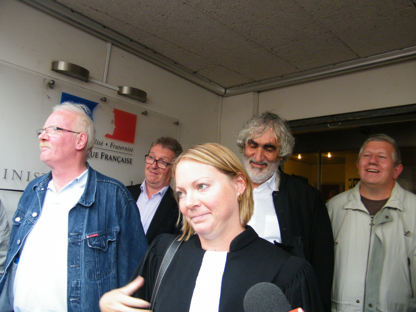 « Maîtres Virginie Quenez (au premier plan) et Philippe Brun à la sortie de l’audience du TC de Boulogne-sur-Mer le 22 août dernier »