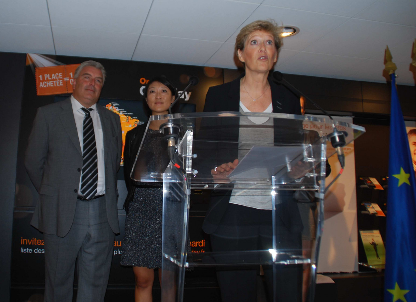 La directrice Orange Nord de France, Fabienne Dulac, a accueilli les ministres Frédéric Cuvillier et Fleur Pellerin.