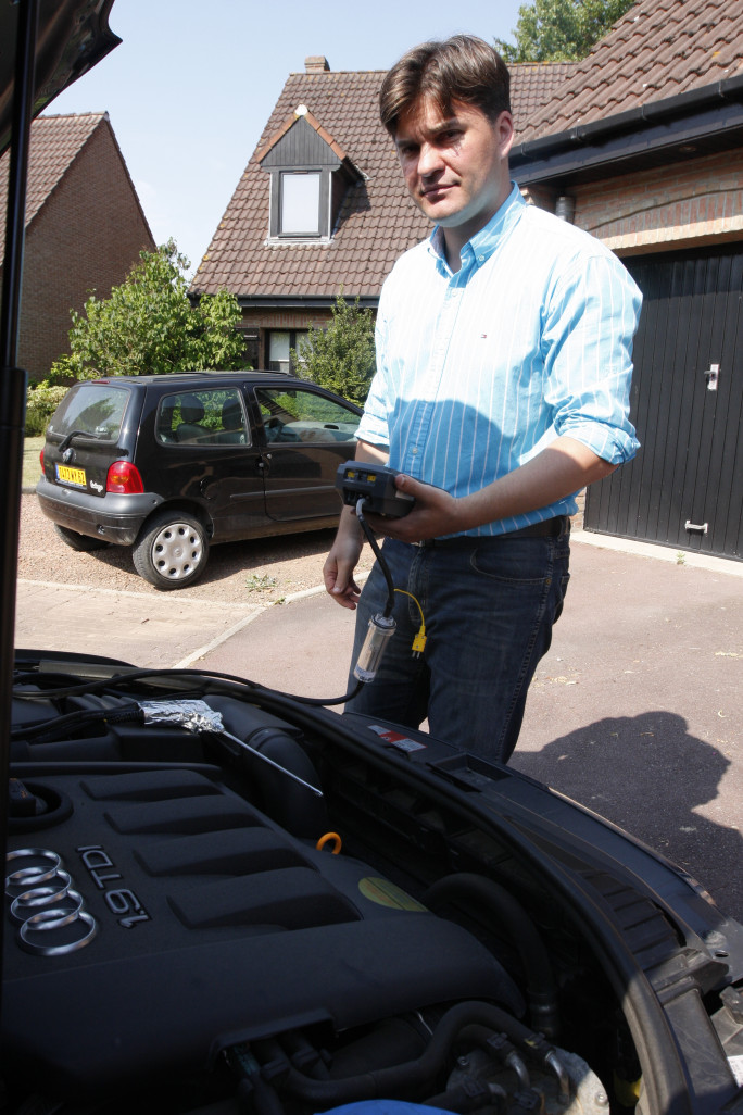 Dans une deuxième phase, il intervient sur la partie moteur pour optimiser les combustions et permettre de faire des économies de carburant.