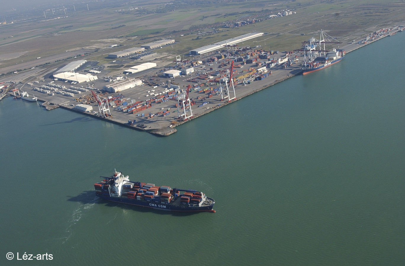 Le groupe offre des services ferroviaires pour le transport terrestre de conteneurs. Avec sa flotte dédiée de navires, il connecte la France au territoire Russe en direct depuis Dunkerque vers Saint-Pétersbourg 