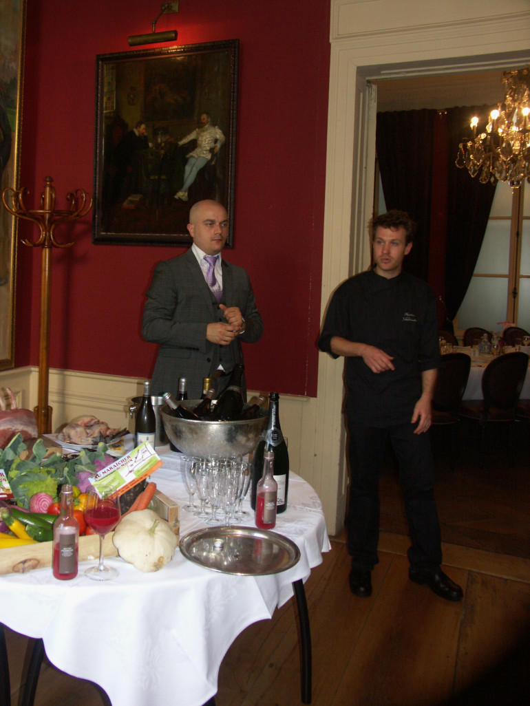 Sébastien Callewaert ( à G.) et Maxime Schelstraete présentant les produits dans les salons privés de Meert.