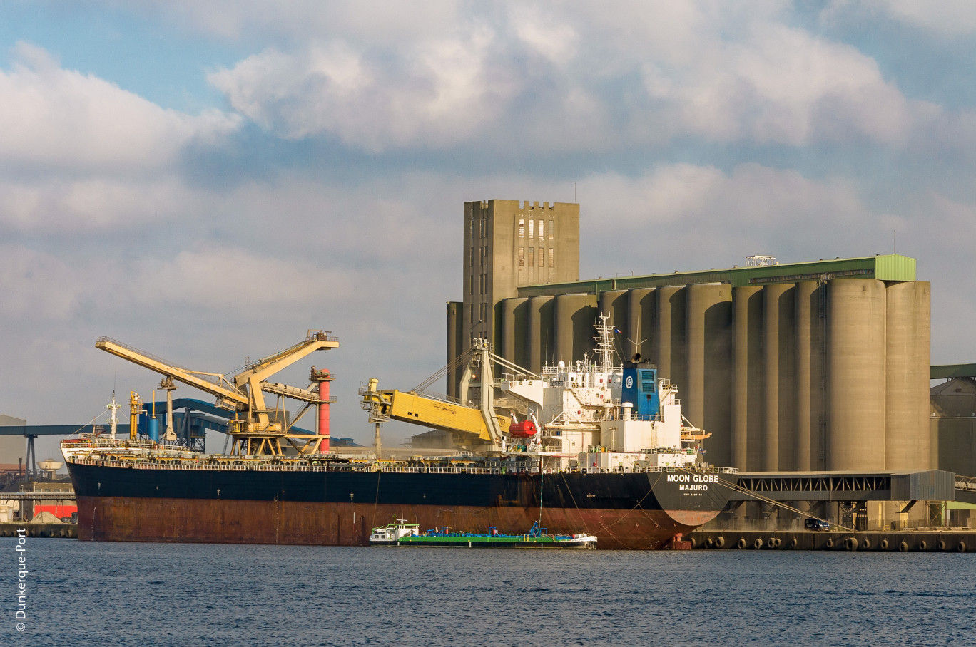 Le « Moon Globe », navire Panamax de 225 m de long et 32.26 m de large, a fait escale au Port de Dunkerque afin d’y charger plus de 60.000 tonnes de blé.