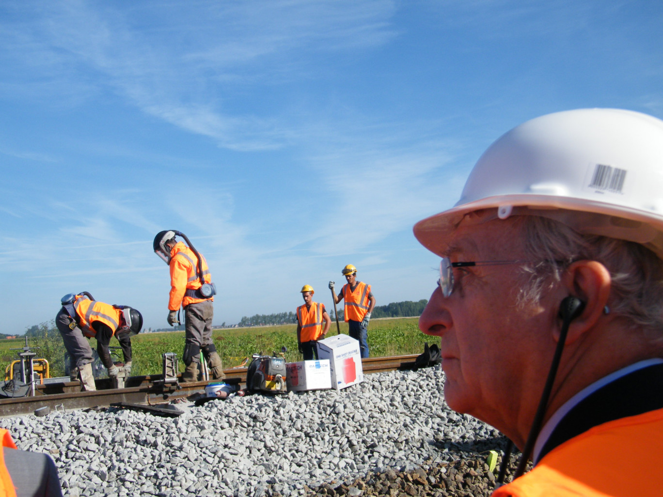 « Daniel Percheron devant les travaux d’électrification de la ligne Calais-Dunkerque ».