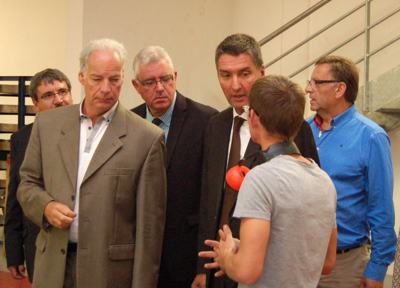 Lors de la visite, Alain Griset (3ème), président de la Chambre régionale de métiers et de l’artisanat, et  Christophe Pilch (4ème) échangent avec les apprentis.