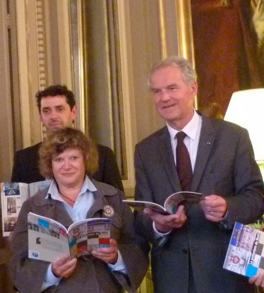 De gauche à droite, Anne Lefebvre et Olivier Liardet, les auteurs principaux, et Dominique Bur, préfet de région, commanditaire de l'ouvrage.