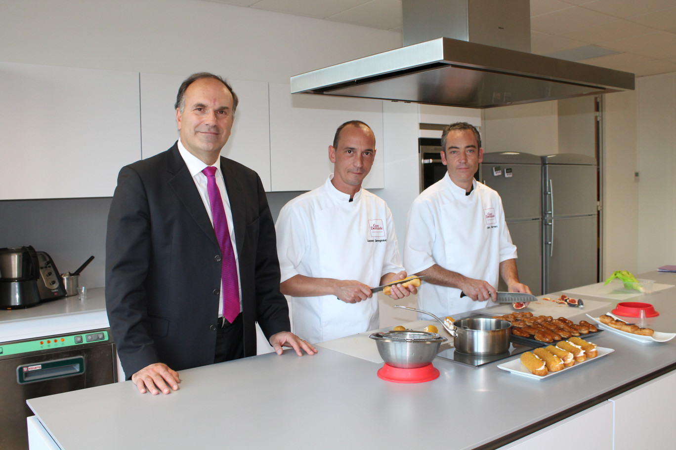 Patrice Jacquelin et ses deux chefs cuisiniers : Laurent Deregnaucourt et Ulric Durnez.