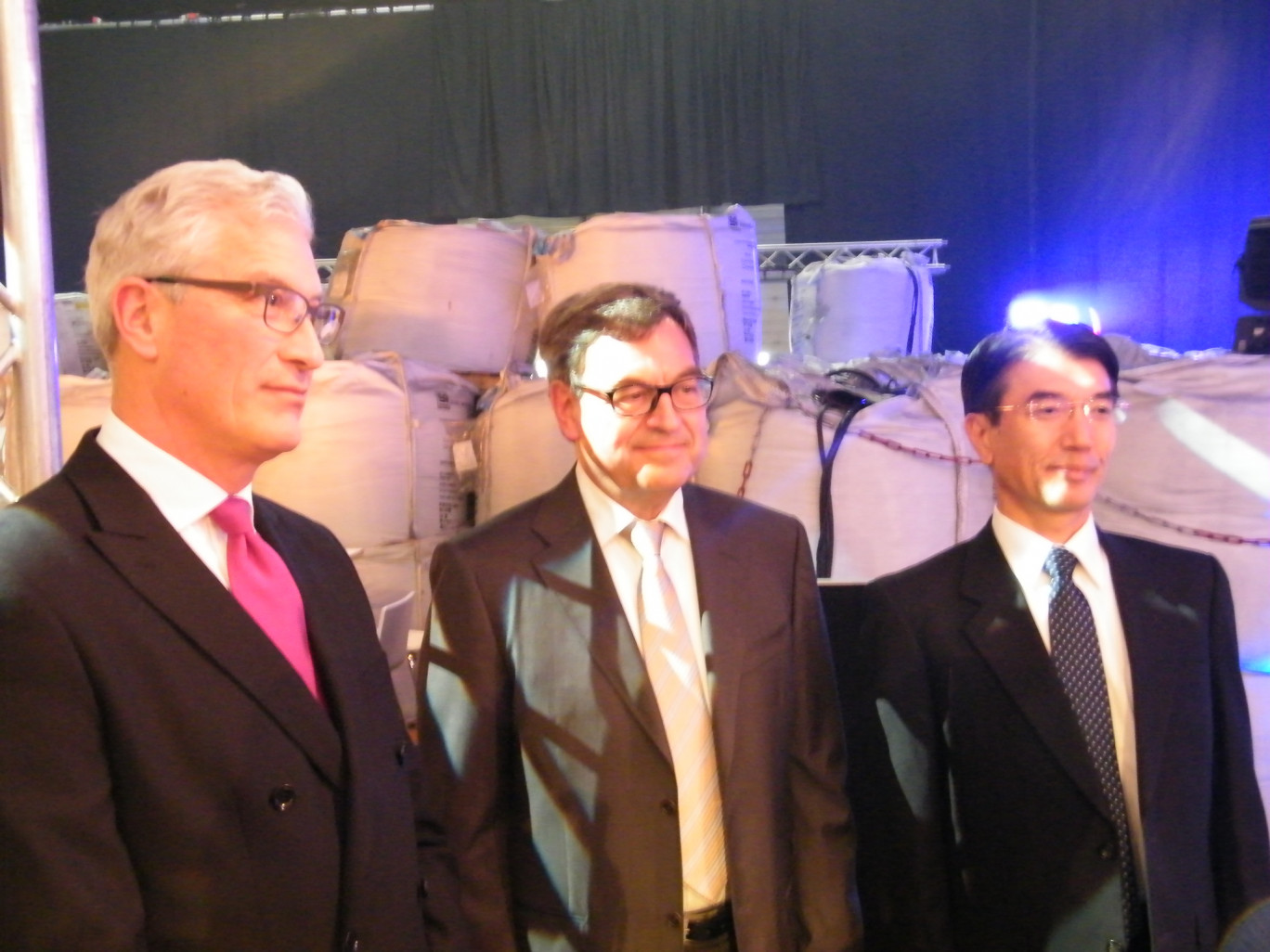 « De gauche à droite : Gille Deconinck, directeur de Bozel Europe, Dominique Riche, président, et Takashi Michibayashi, président de Japan Metals & chemicals ».