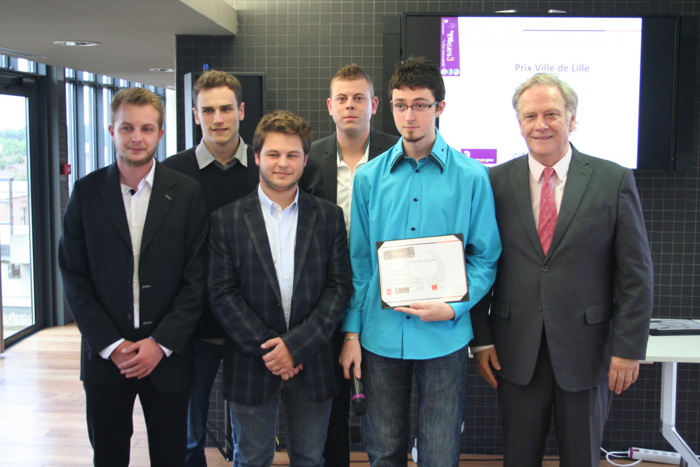 Les étudiants d'Epitech, porteurs du projet EcoLille posent avec Pierre de Saintignon, président d'EuraTechnologies.