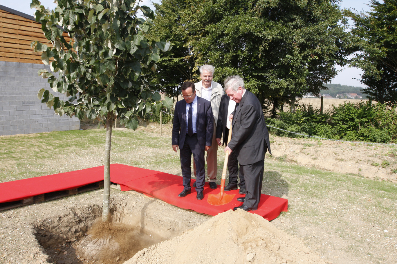 Lors de l’inauguration du nouveau centre technique, un arbre a été planté par les élus.