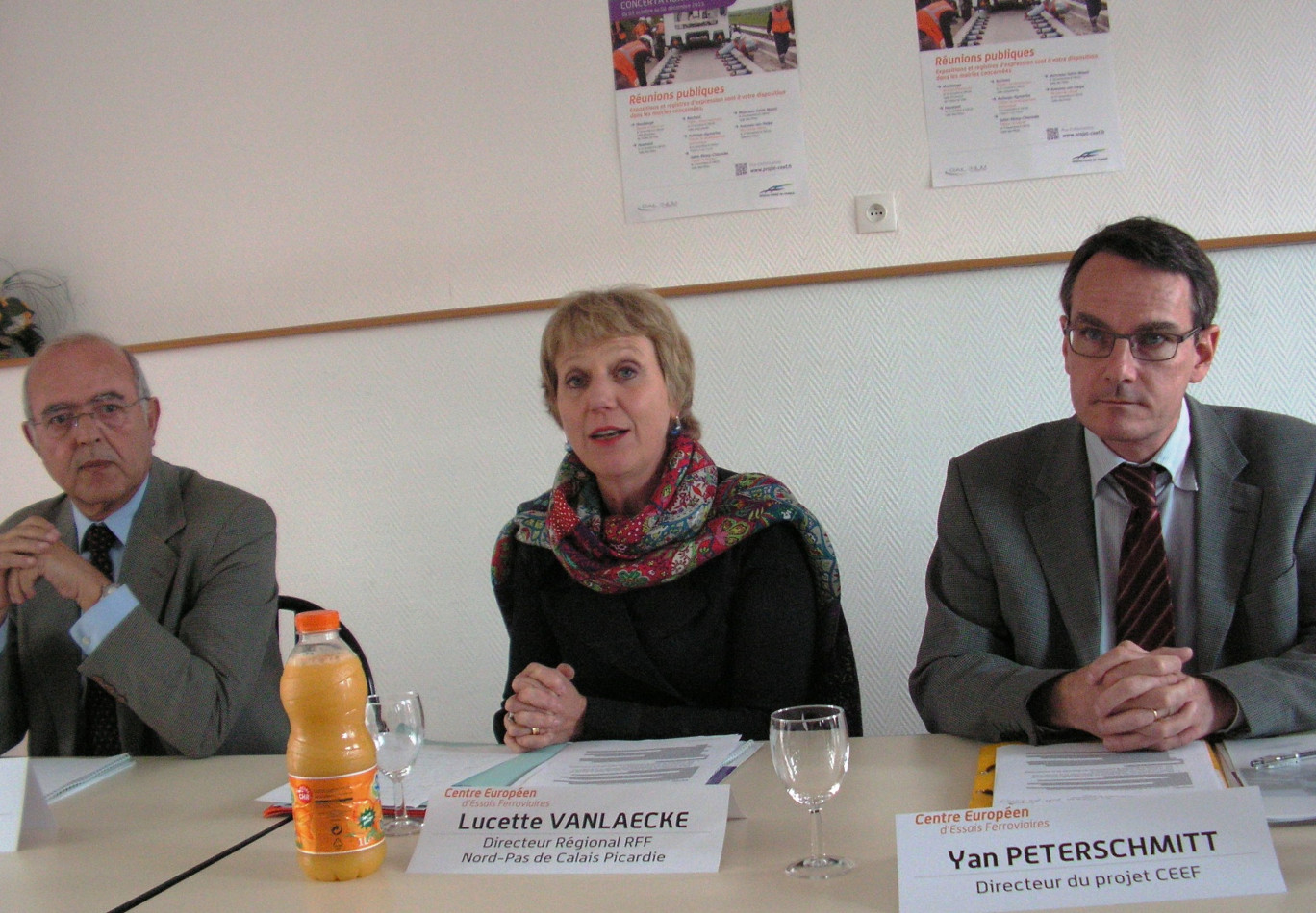 Les intervenants à ce lancement devant la presse le 3 octobre, à Avesnelles. De gauche à droite : Michel Gaillard (garant de la concertation, désigné par la Commission nationale du débat public) ; Lucette Vanlaecke, directrice régionale de RFF ; Yan Peterschmitt, directeur du projet.