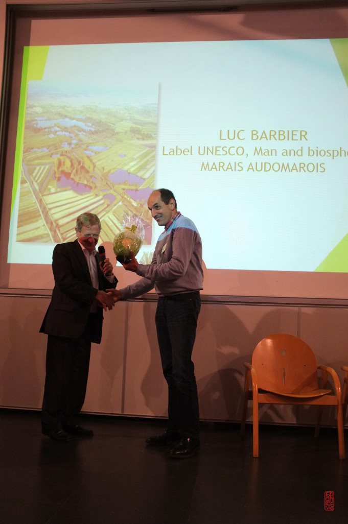 Daniel Pecqueur remet le trophée en forme de chou fleur à Luc Barbier.