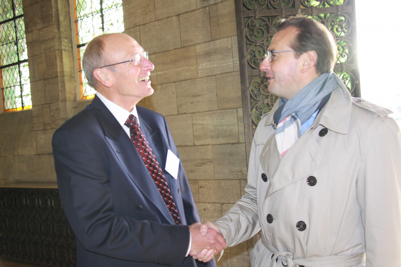 Jean-Claude Milot, président du tribunal de commerce d’Arras, accueille Frédéric Leturque, maire d’Arras.