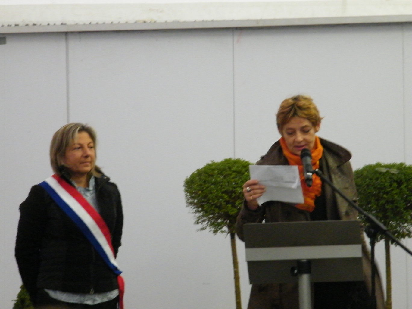 « Natacha Bouchart, sénatrice-maire de Calais et l’artiste Elizabeth Cibot lors de l’inauguration de la statut des De Gaulle le 9 novembre dernier ».