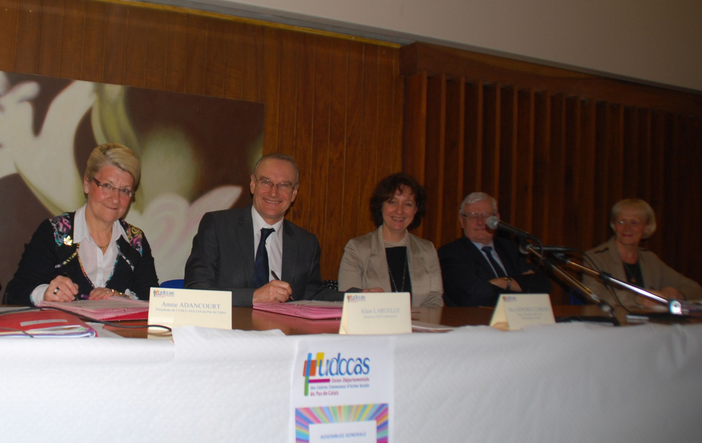 De gauche à droite, Alain Laruelle, directeur EDF Commerce région Nord-Ouest, Annié Adencourt, présidente de l'UDCCAS 62, Mireille hingrez-Céréda, maire de Boulogne, Michel Sergent, président de la Fédération départementale de l'energie, et patricia Fontaine, adjointe aux affaires sociales.