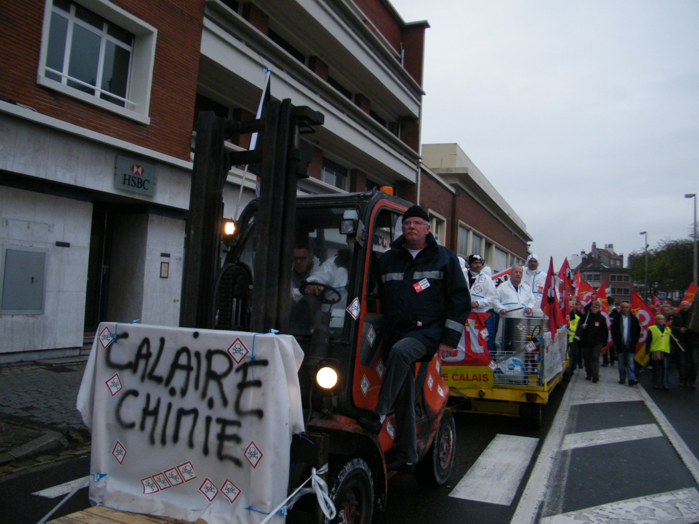« Environ 500 personnes ont manifesté dans les rues de Calais le 2 novembre dernier pour soutenir les salariés de Calaire et de LKI ».