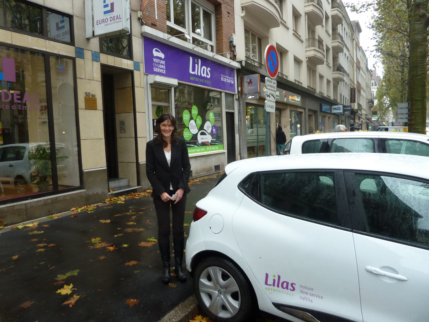 Claire Lambert devant une des stations de Lilas Autopartage, boulevard de la liberté à Lille.