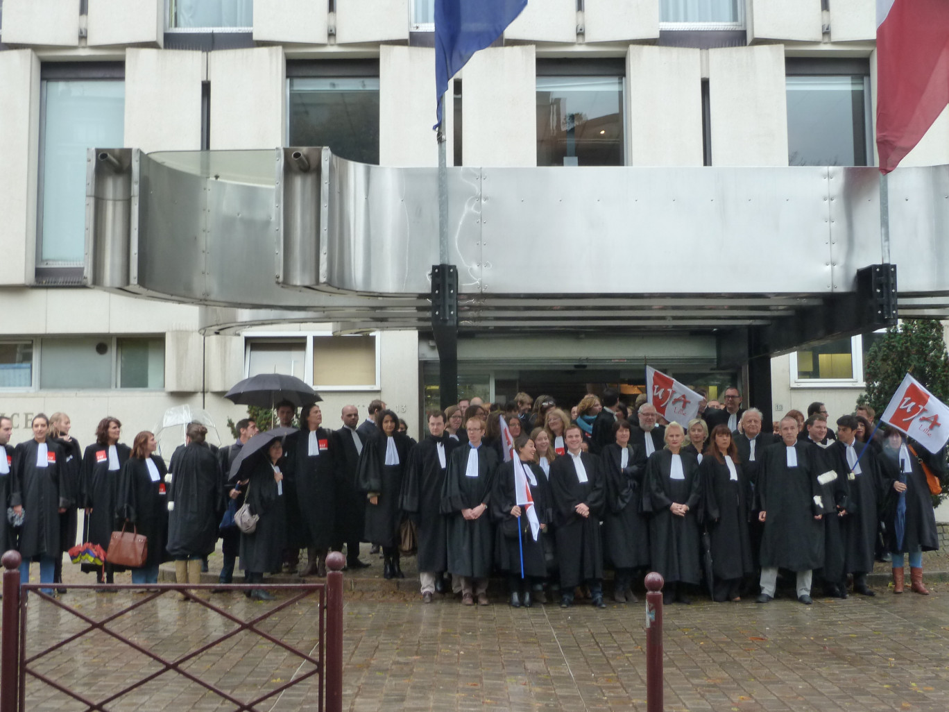 Une centaine d'avocats lillois – toutes spécialités confondues - manifestaient devant les marches du tribunal de Grande Instance le 5 novembre dernier.
