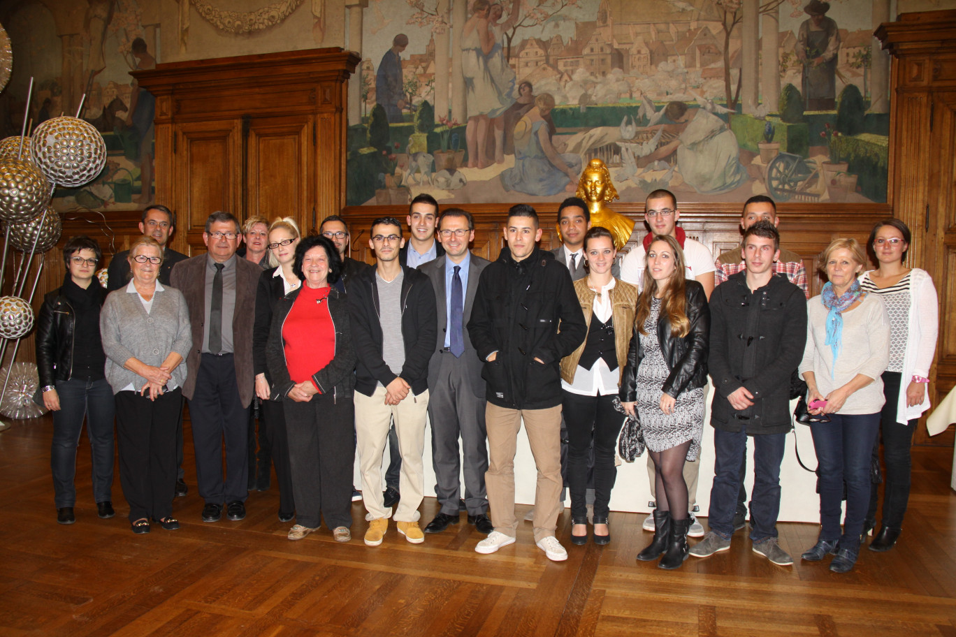 Les agents en contrat d’avenir avec les élus et les partenaires dans la salle des mariages de l’Hôtel de ville d’Arras.