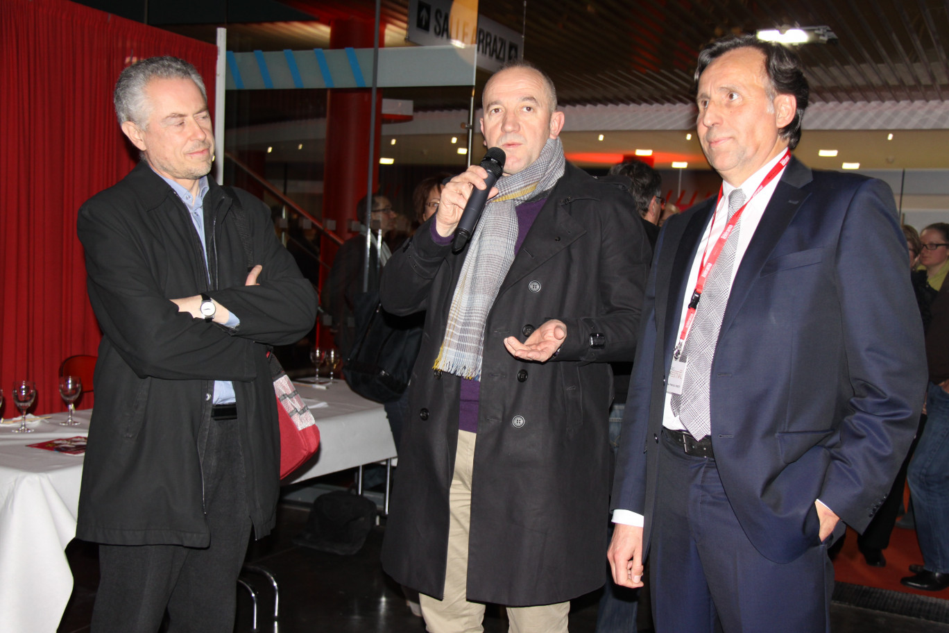 Patrick Veret, président de la FFB Artois, (à droite) pose avec le réalisateur Philippe Claudel lors de la réception à Artois Expo, en présence d’Eric Miot, délégué général d’Arras Film Festival (à gauche).