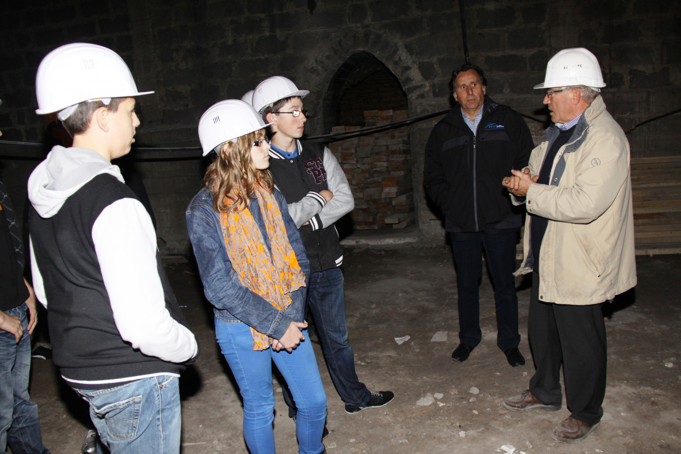 A droite, Bernard Jovenet, dirigeant d’Artebat à Beaurains, et Patrick Veret, président de la FFB Artois, lors de la visite des travaux du Casino d’Arras