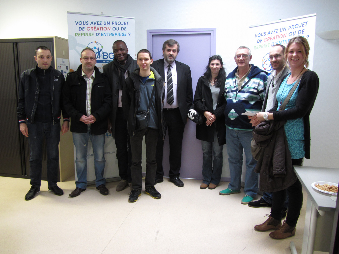 Les stagiaires réunis autour du président de BGE Littoral Opale Franck Lefevre.