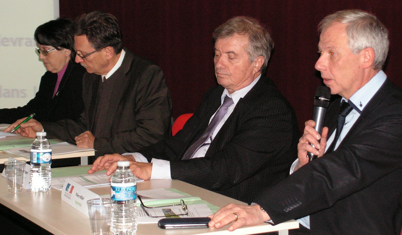 De droite à gauche : Thierry Hégay, sous-préfet, Guy Bricout, président de CDE ; Bernard Lauverjat, directeur de CDE ; Francine Chauwin, vice-présidente et trésorière.