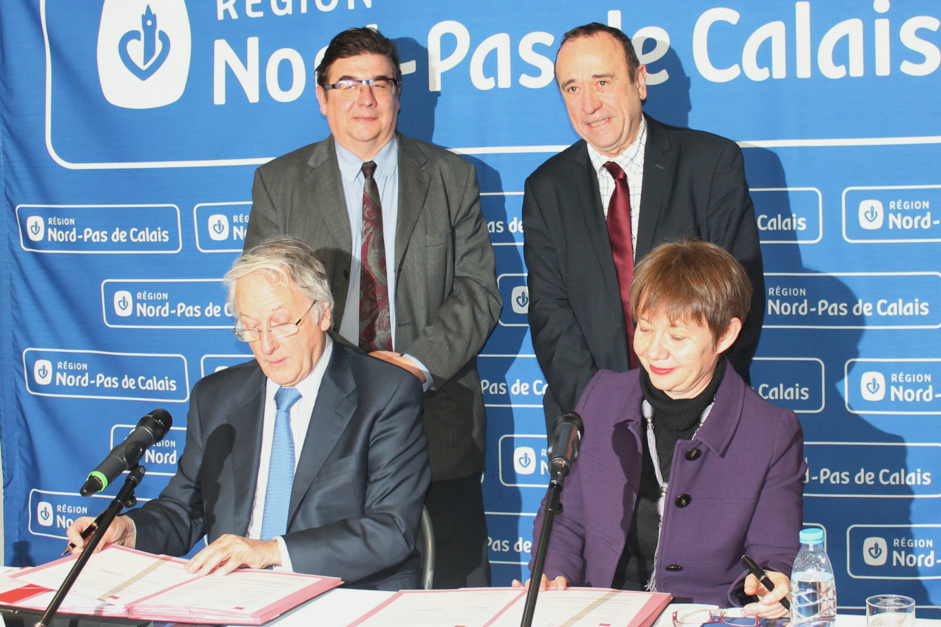 Au premier plan, de gauche à droite, Daniel Percheron et Odile Renaud-Basso, debout,  Jean-Jacques Treels et Dominique Mirada.