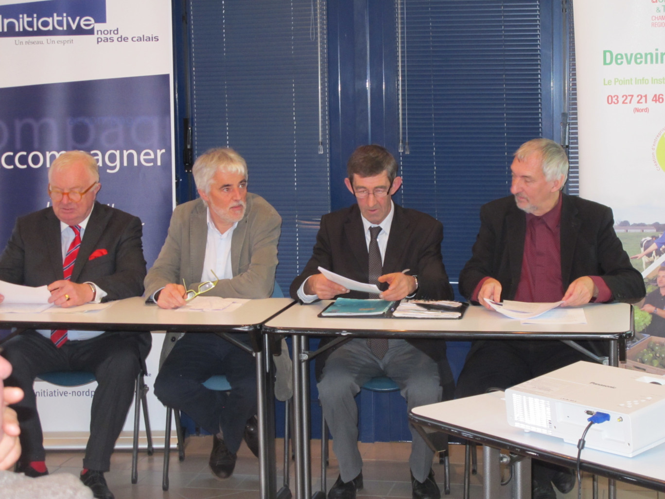 Edouard de Penguilly, Initiative France, Jean-Louis Robillard, conseiller régional,  Didier Helleboid, Vice-président de la Chambre d’agriculture et Alain Mahieu, président d’Initiative Nord-Pas de Calais, ont scellé un accord qui facilitera l'installation d'agriculteurs.     