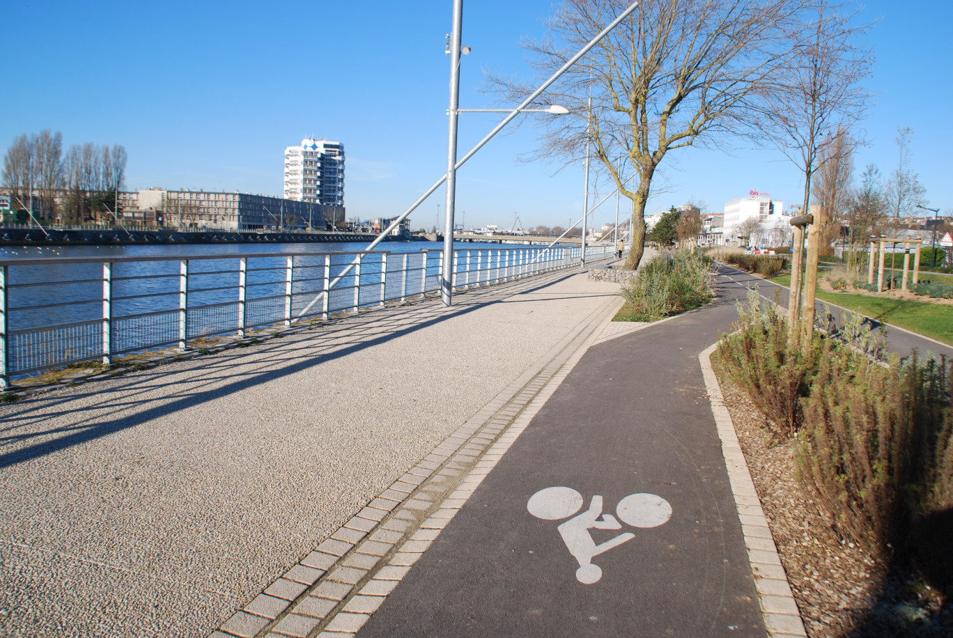 Plus de deux kilomètres et demi de pistes, au fil de l'eau, sont désormais à la disposition des cyclotouristes et des randonneurs.