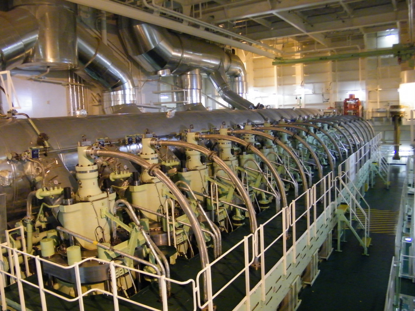 « La salle des machines du navire avec son moteur de 4 000 tonnes ».