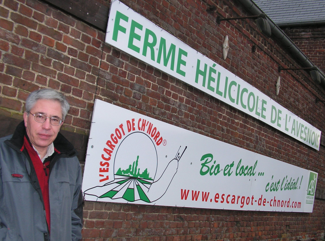 Francis Janicot devant la façade de sa ferme hélicicole à Croix Caluyau, non loin de Solesmes, Landrecies et Le Cateau Cambrésis.