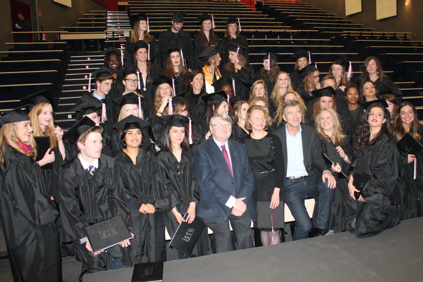 Les diplômés de la 20e promotion avec au centre de la photo Bertrand Verspieren, Anne-France Malvache et Philippe Lamblin.