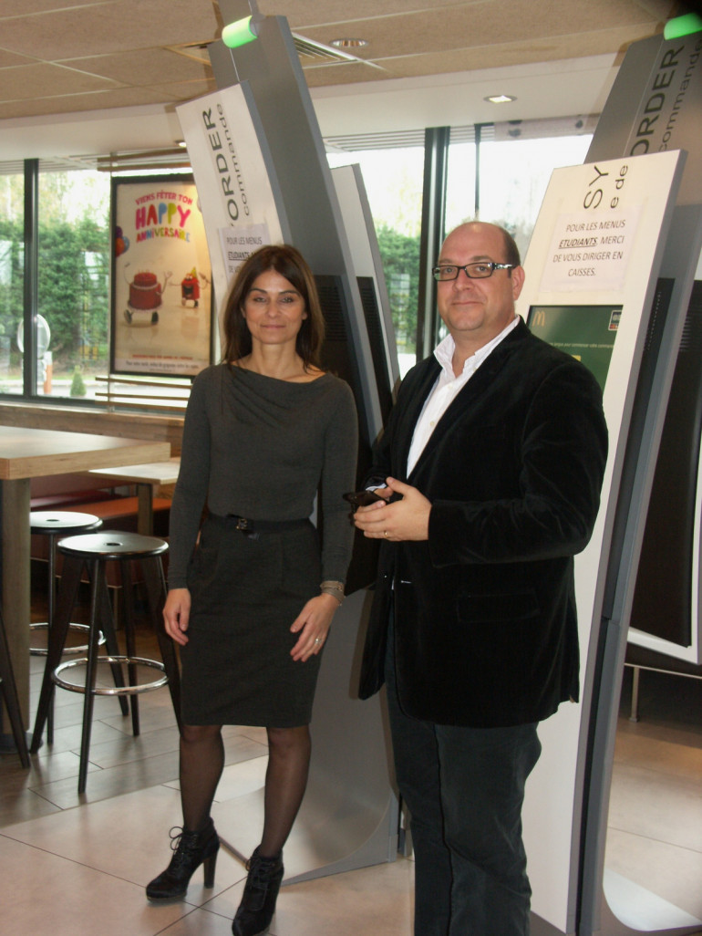 Sézana Beaufils et Jean-Noêl Pénichon devant les 2 nouvelles bornes digitales du restaurant La cousinerie de Villeneuve d'Ascq.