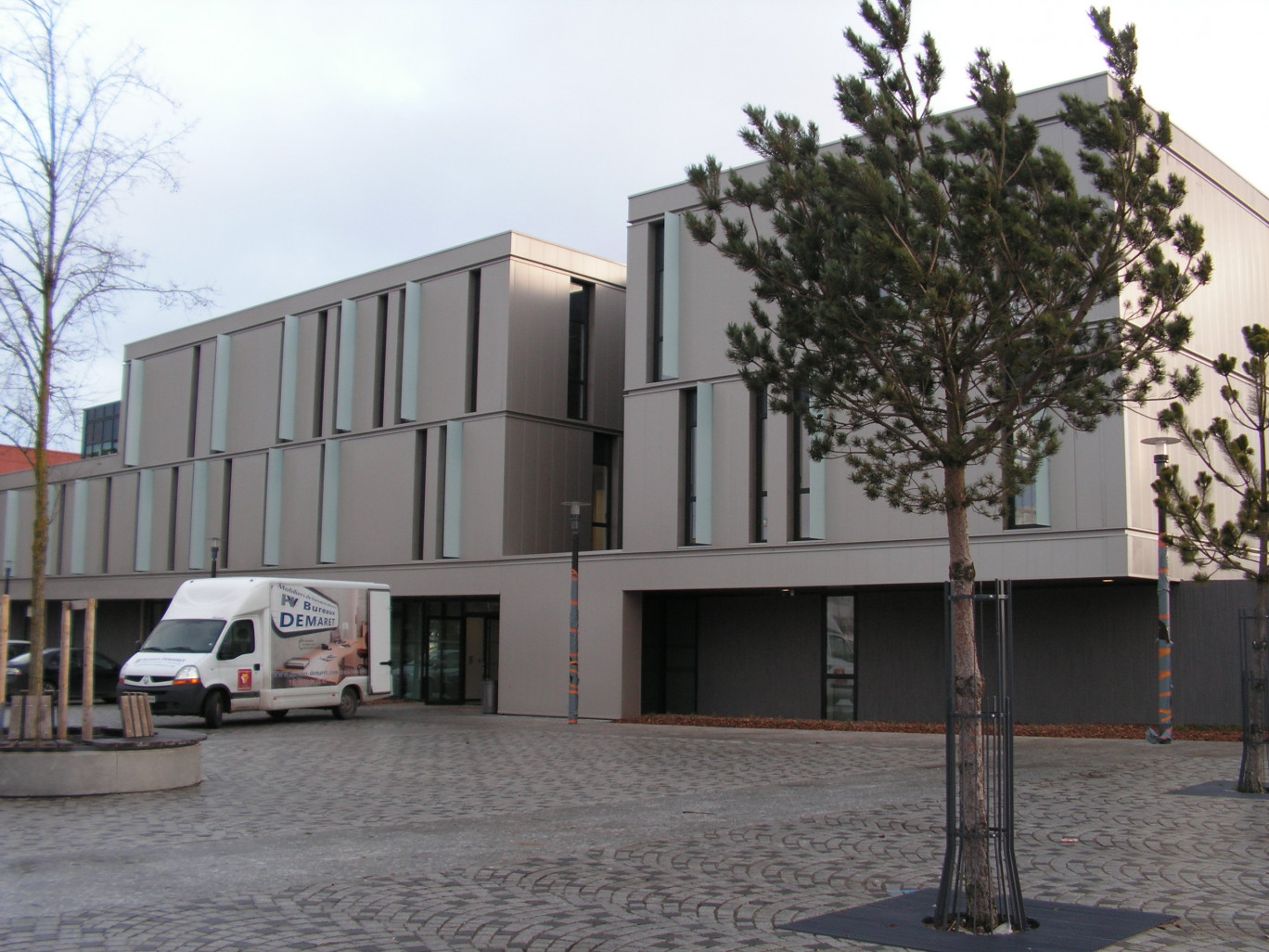 Le bâtiment était en cours d’emménagement à l’approche de Noël. Il se situe dans le quartier de l’Epinette à Maubeuge qui a bénéficié des programmes de l’ANRU (Agence nationale de rénovation urbaine)