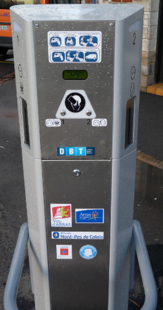 La borne DBT de recharge électrique est installée sur la place Guy Mollet à Arras.