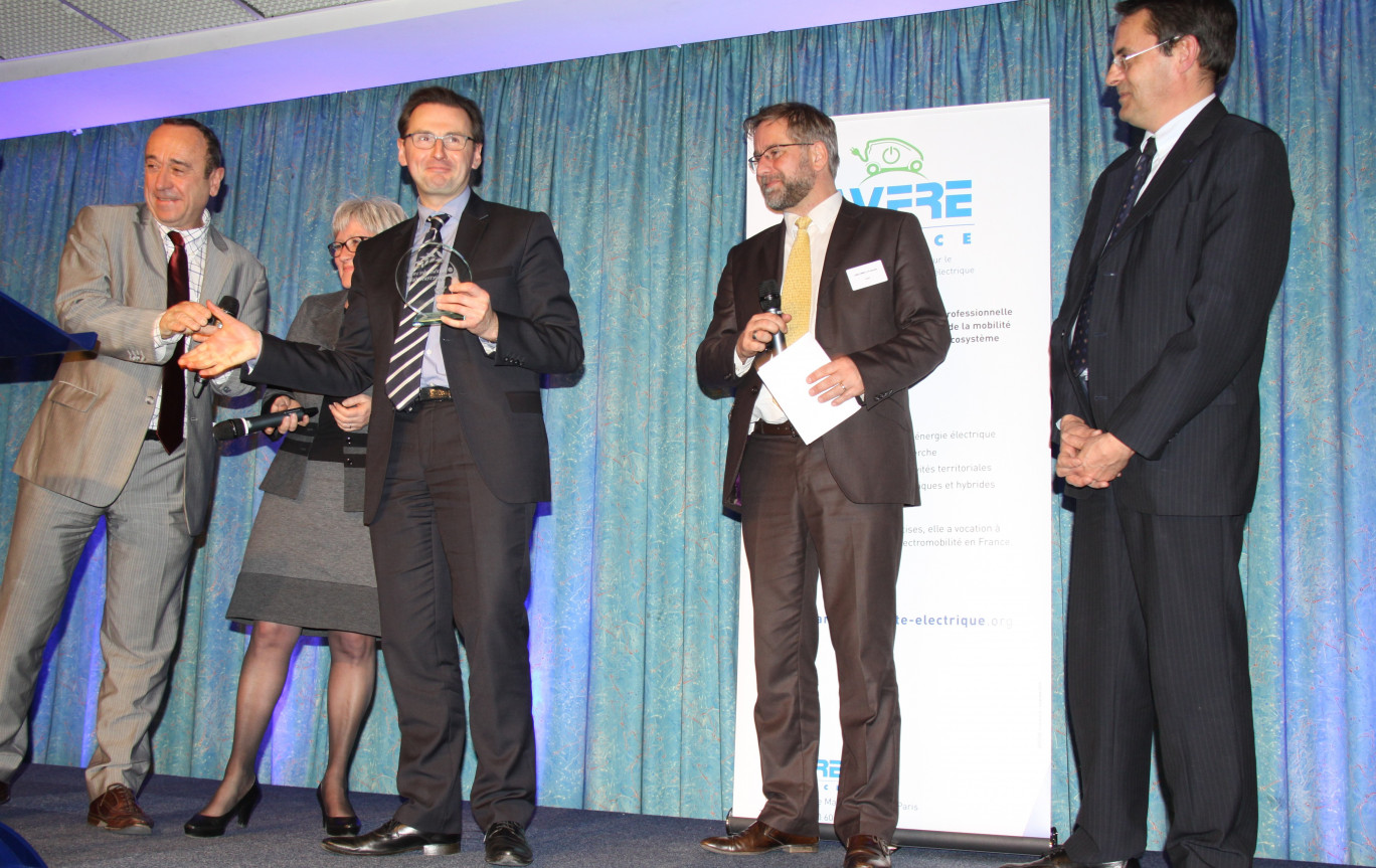 Frédéric Leturque, maire d’Arras, vient de recevoir le trophée des villes électromobiles de 25 000 à 50 000 habitants. A droite, Thierry Spas, adjoint chargé du domaine public.