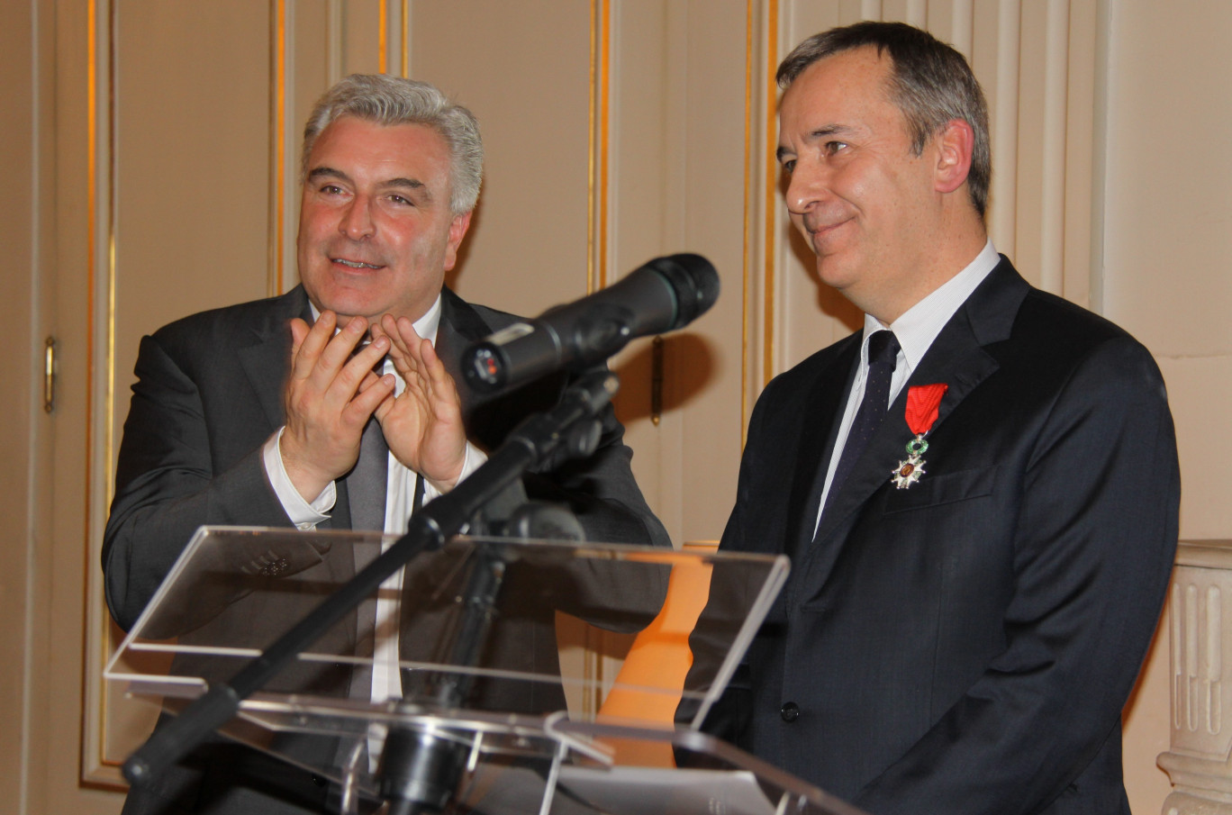 Denis Robin, préfet du Pas-de-Calais,  vient de recevoir les insignes de chevalier de la Légion d'honneur des mains de Frédéric Cuvillier, ministre chargé des transports, de la mer et de la pêche.