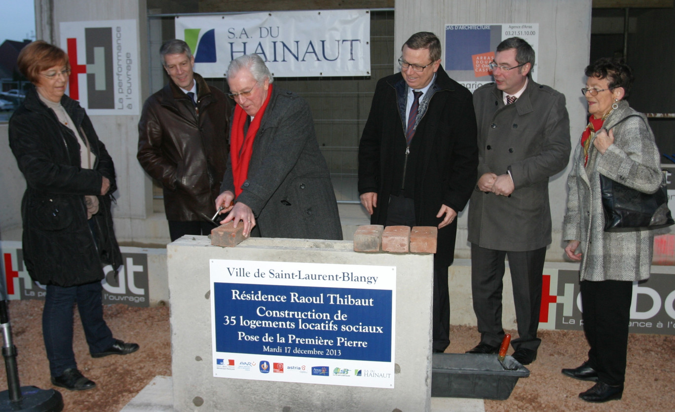 La pose symbolique de la première pierre a réuni outre les responsables de la SA du Hainaut, les élus : (à la truelle) Jean-Pierre Deleury, maire de Saint-Laurent-Blangy, Philippe Rapeneau, président de la Communauté urbaine d’Arras, et Nicolas Desfachelle, conseiller général du canton d’Arras Nord.