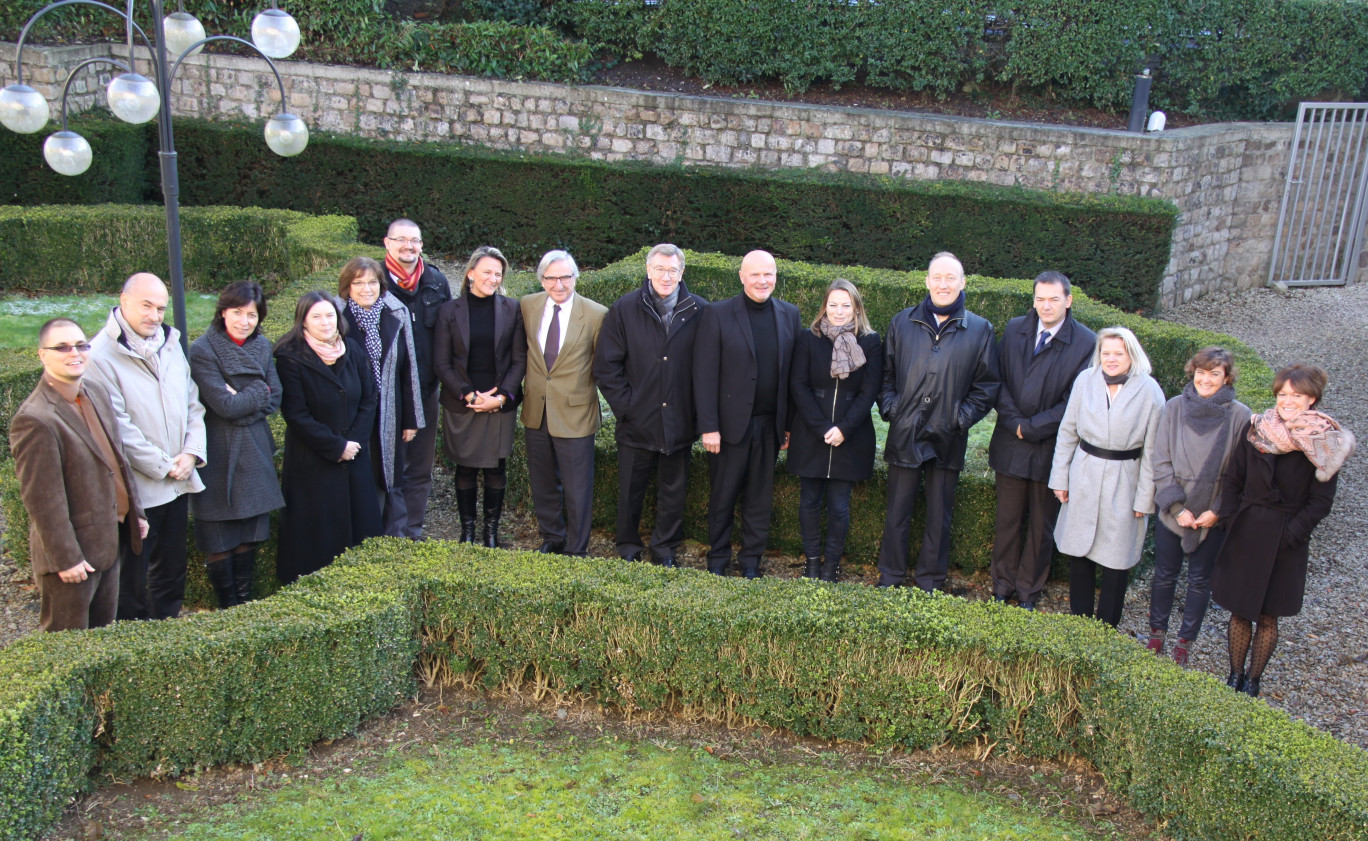 Le jury dans les jardins de l’hôtel Deusy (de gauche à droite) : Jérémy Lefébure (CCI International), Jérôme Laget (BPI France), Sylvie Herlem (CCI International), Laurence Bunel (Direccte), Claudie Jonard (Coface), François Tourment (Chambre régionale de métiers et d’artisanat) , Mathilde Godin (Air France), Jérôme Toulemonde (WTC Lille &amp; CCI International), Patrick Denorme (Total développement régional), Marc Edel (CCI International), Elodie Secq (Société Générale), Cyrille Leveaux (Ubifrance), Pierre Altide  (UPS), Cécile Fontaine (Mazars), Aude Gérard (Conseil régional), et Dominique Champetier de Ribes (Total développement régional).